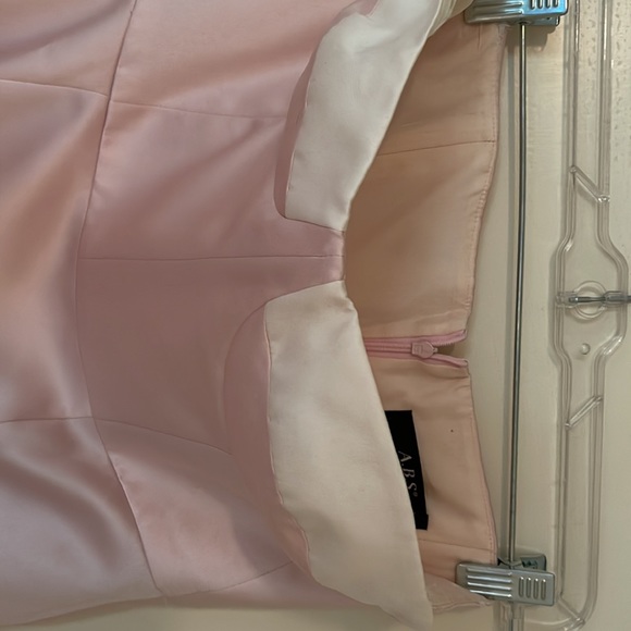 Pale pink long satin gown with two tone bodice - Picture 5 of 6